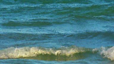 关闭视图美丽的蓝色的海洋波日落白色泡沫太阳梁反射蓝色的海洋波表面